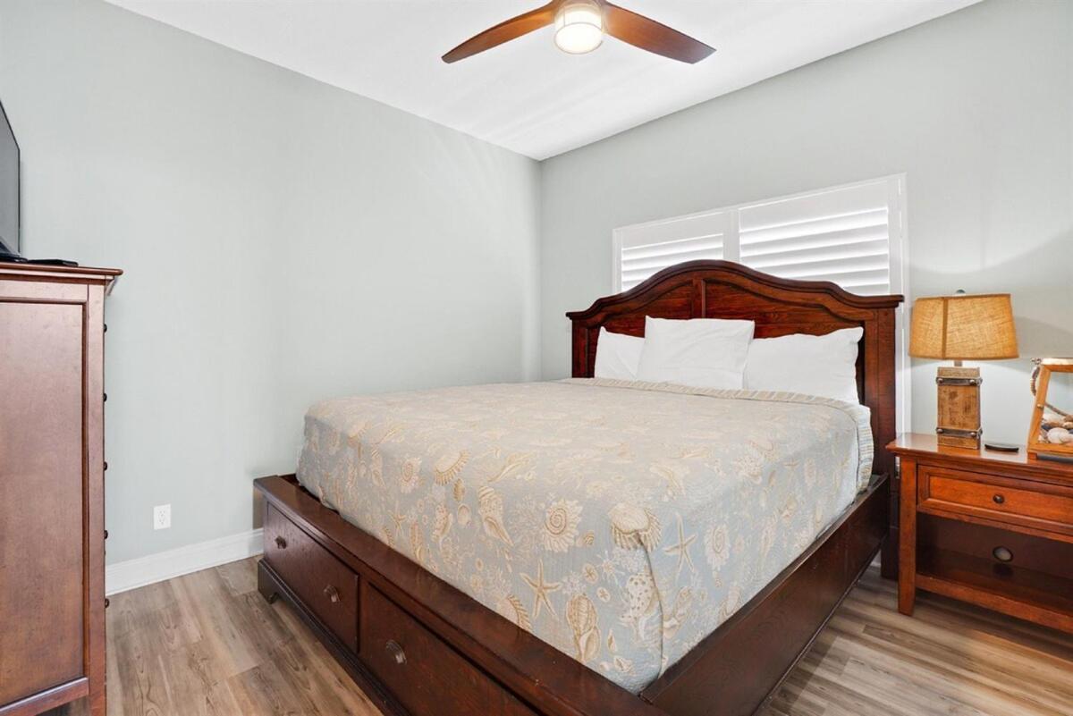Calypso 2201e 3br 3ba Corner Unit 2 Sets Of Chairs Panama City Beach